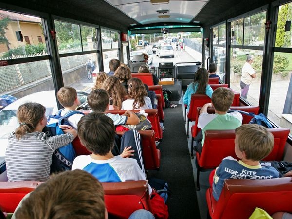 Bus per le gite scolastiche: controlli della Polizia di Cagliari a seguito dei fatti di San Donato Milanese