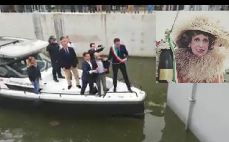 (Video) La bottiglia non si rompe: il trionfale varo del sindaco di Pisa di fantozziana memoria