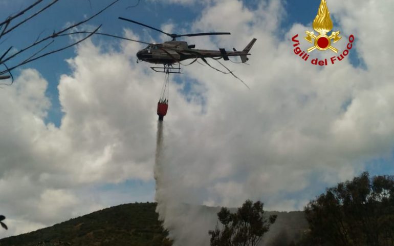 Incendio sulla SS 125: interviene anche un elicottero. In fiamme vegetazione e macchia mediterranea