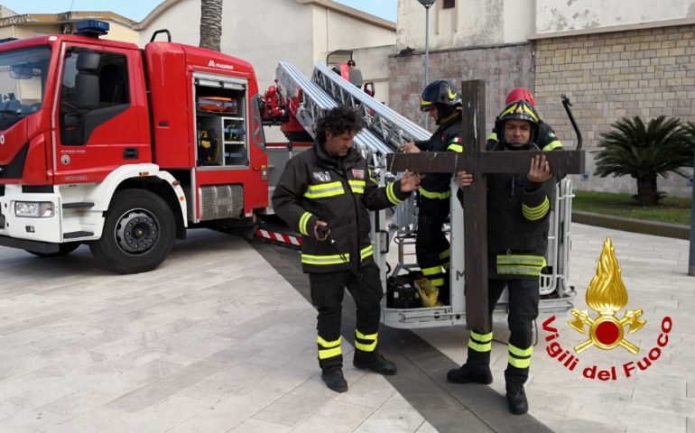 Quartu Sant’Elena: il fortissimo maestrale fa spezzare la croce di ferro del campanile del Sacro Cuore