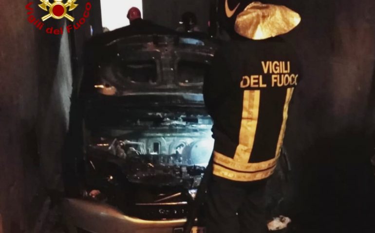 Sinnai: auto in fiamme nella notte in pieno centro storico