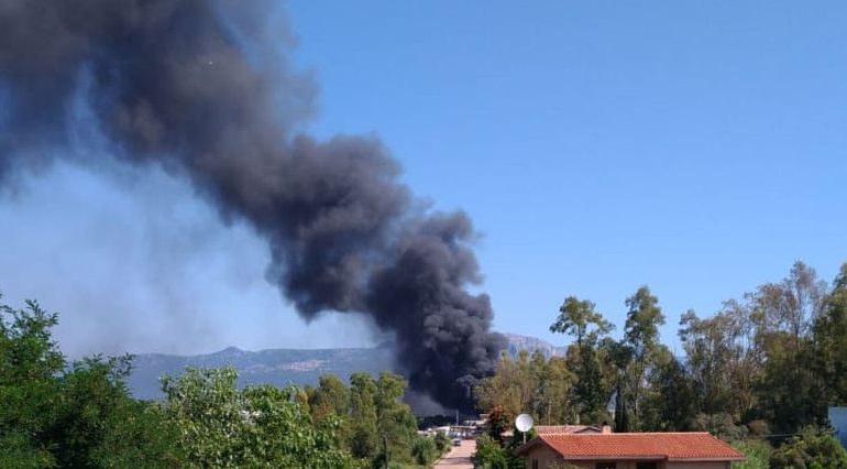 (VIDEO) Tortolì, terribile incendio nella zona industriale. Vigili del fuoco al lavoro in un capannone