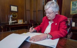 Kay Ivey firma la lagge sulla castrazione chimica
