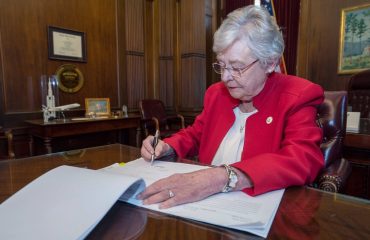 Kay Ivey firma la lagge sulla castrazione chimica
