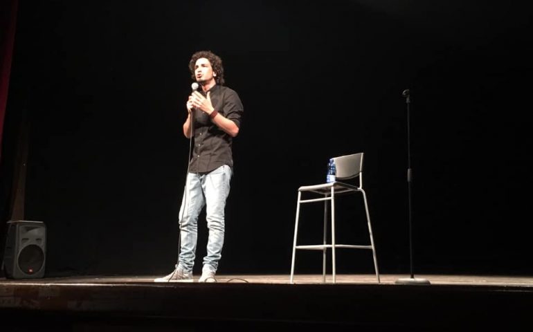 Ridere in modo non convenzionale: lo stand-up comedy in Sardegna ai tempi di Netflix