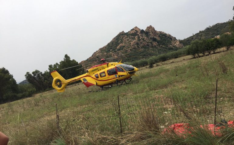 Lotzorai. Cagliaritano ha un malore in spiaggia a Tancau, trasportato all’ospedale in elicottero