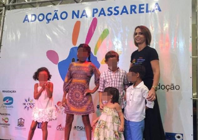 Brasile: bimbi orfani sfilano in passerella per cercare adozione. Le polemiche