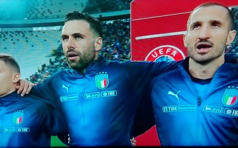 Barella e Sirigu durante l'inno azzurro