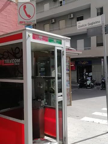 Cagliari, distrutta una delle ultime cabine telefoniche
