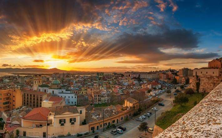 La foto: un magnifico tramonto su Cagliari e il quartiere di Stampace