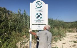 I cartelli di divieto di fumo e plastica nelle spiagge della Costa Smeralda