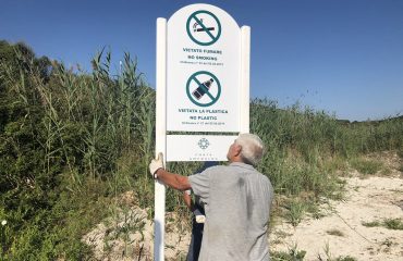 I cartelli di divieto di fumo e plastica nelle spiagge della Costa Smeralda