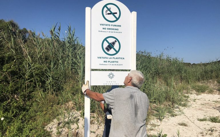 I cartelli di divieto di fumo e plastica nelle spiagge della Costa Smeralda