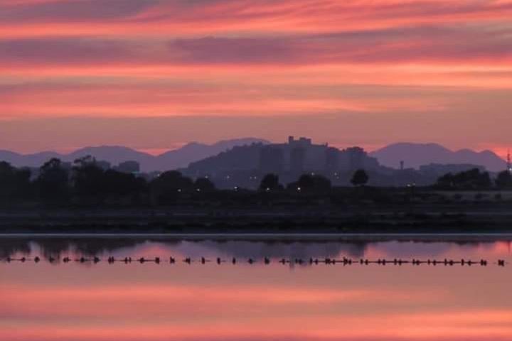 La foto: tramonto su Cagliari in uno scatto di Daniela Deidda