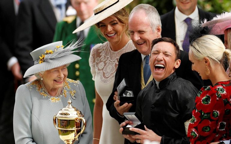 Fantastico Frankie Dettori, il fantino di origine sarda trionfa al Royal Ascot davanti alla regina