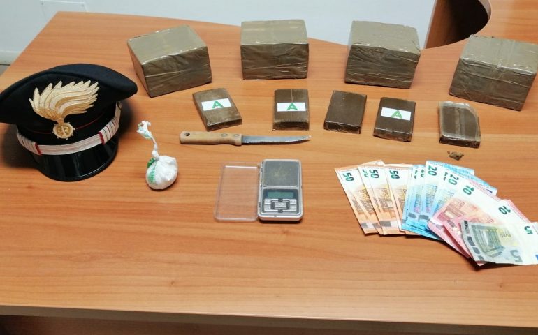 Coca, oltre 4 kg di hashish e contanti: arrestato un giovane al Cep
