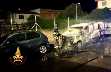 Incendio auto a Decimomannu