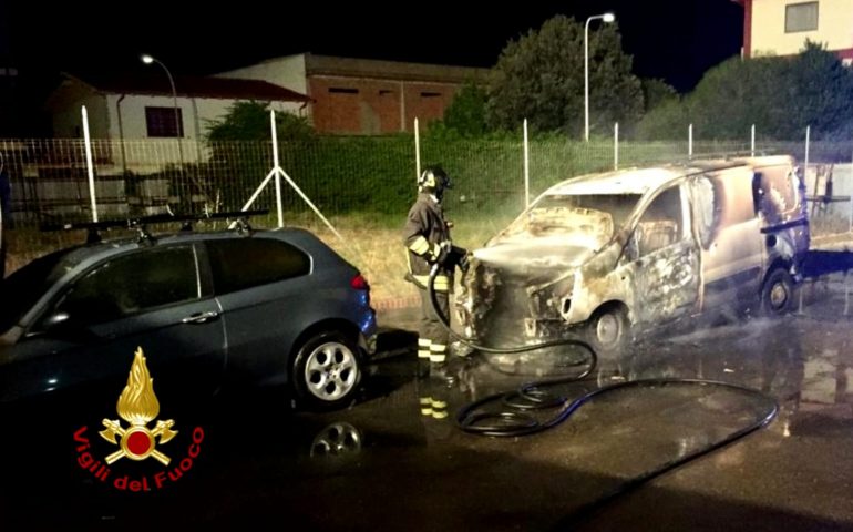 Incendio auto a Decimomannu