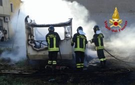 Paura a Quartucciu. A fuoco un camper parcheggiato in via Ballero