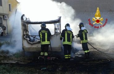 Paura a Quartucciu. A fuoco un camper parcheggiato in via Ballero