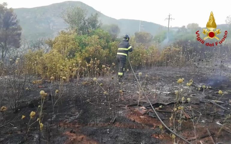 Paura nelle campagne di Dolianova, un incendio minaccia le case