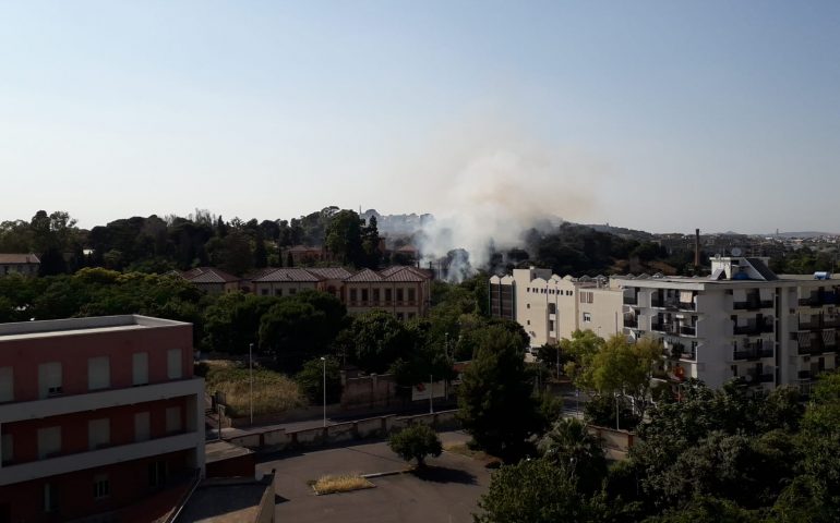 Nuovo incendio a Monte Claro. Il fumo avvolge la vegetazione