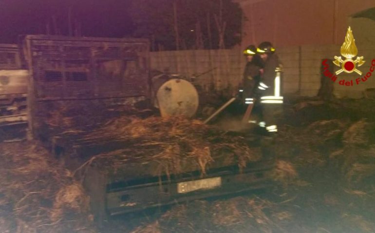 Nurri. Incendio in un cortile: a fuoco un deposito di foraggio. Evacuate le case vicine