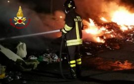 Santa Gilla, fiamme in via San Simone: a fuoco una discarica abusiva
