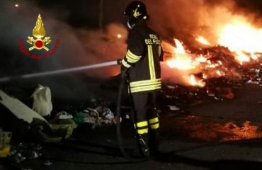 Santa Gilla, fiamme in via San Simone: a fuoco una discarica abusiva