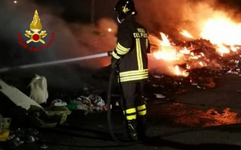 Santa Gilla, fiamme in via San Simone: a fuoco una discarica abusiva