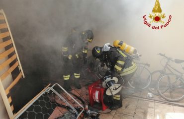 Incendio in un seminterrato in via delle Spighe a Pirri