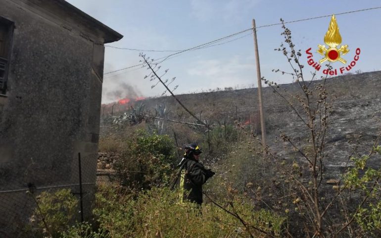 Cagliari: vasto incendio di sterpaglie tra Tuvixeddu e Tuvumannu