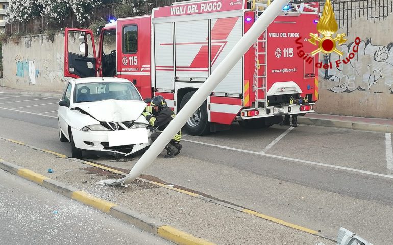 Incidente a Cagliari, un’auto sbanda e abbatte un lampione