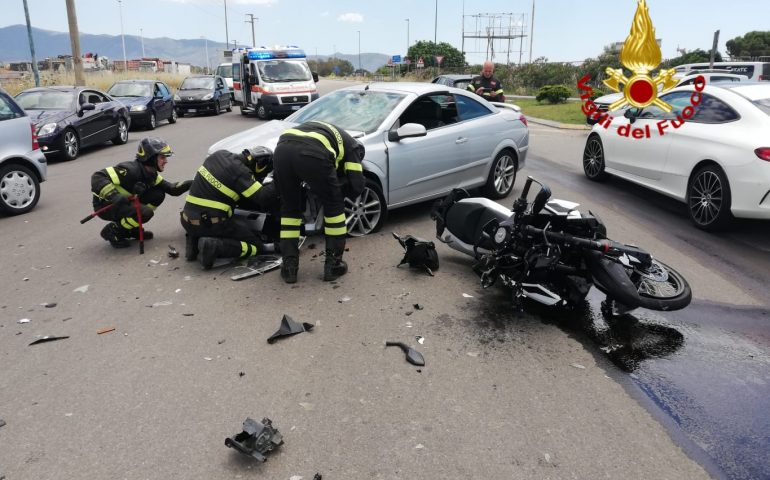 Quartu: scontro frontale tra auto e moto. Centauro in codice rosso