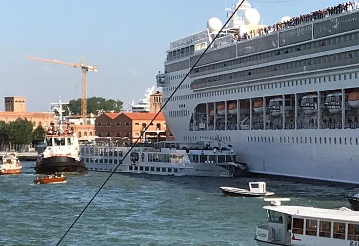 Venezia. Si rompe un cavo del rimorchiatore, nave da crociera urta un battello in porto