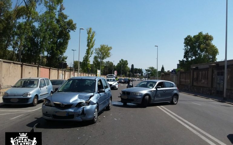 Cagliari: due auto si scontrano, traffico in tilt in via Cadello sotto il sole cocente