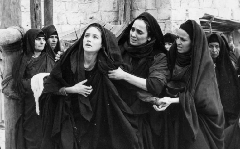 Maria Carta in una scena di Gesù di Nazareth di Franco Zeffirelli - Foto di Fondazione Maria Carta