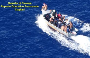 Teulada. La Guardia di finanza ferma un barchino con 13 migranti