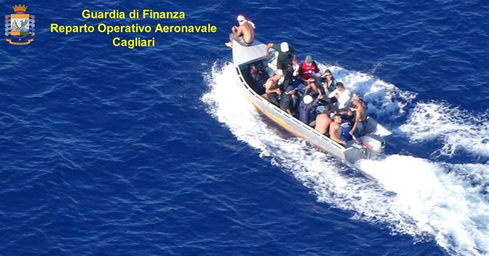Teulada. La Guardia di finanza ferma un barchino con 13 migranti