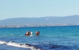 (Video) Bagno al Poetto insolito: tre cavalli galoppano fra le onde