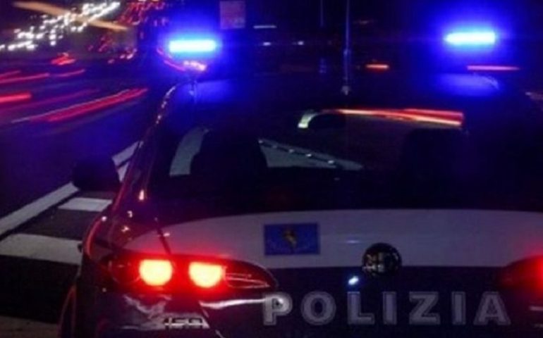 Una volante della Polizia di notte