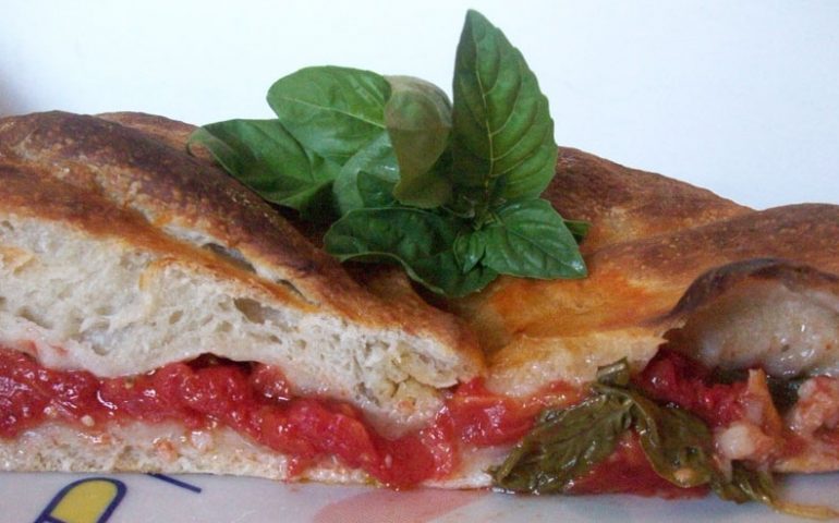 La ricetta Vistanet di oggi: sa pratzida, la focaccia al pomodoro sulcitana