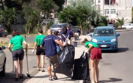 (Foto) Pirri. I ragazzi dell'Exmè ripuliscono il quartiere di Santa Teresa