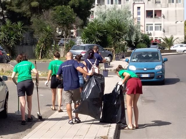 (Foto) Pirri. I ragazzi dell'Exmè ripuliscono il quartiere di Santa Teresa