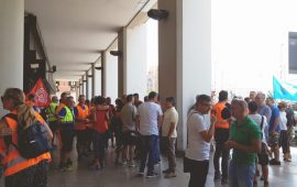 Sit-in dei lavoratori del porto canale di Cagliari. La protesta sotto il Consiglio regionale
