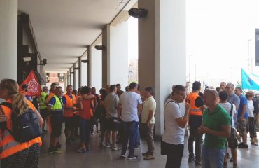 Sit-in dei lavoratori del porto canale di Cagliari. La protesta sotto il Consiglio regionale