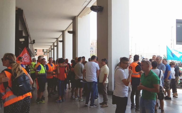 Sit-in dei lavoratori del porto canale di Cagliari. La protesta sotto il Consiglio regionale