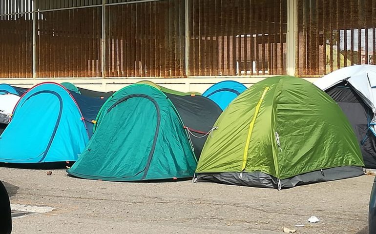 tende dei fan per il concerto di Vasco alla fiera di Cagliari