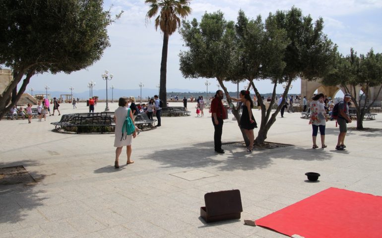 Nemmeno il gran caldo ferma i turisti, tutti pazzi per la terrazza del Bastione