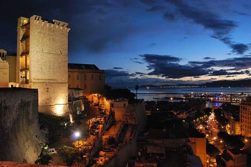 La foto: Cagliari, tramonto con la Torre dell’Elefante